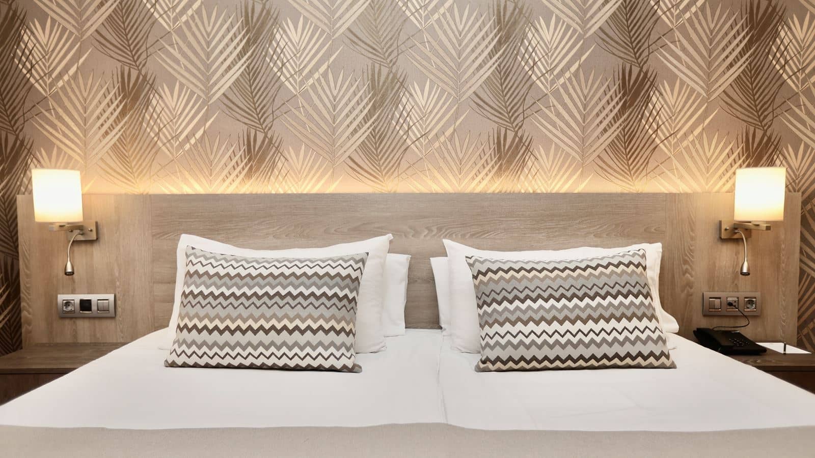rooms-double-standard-room-pool-view-single-use-with-balcony-or-terrace