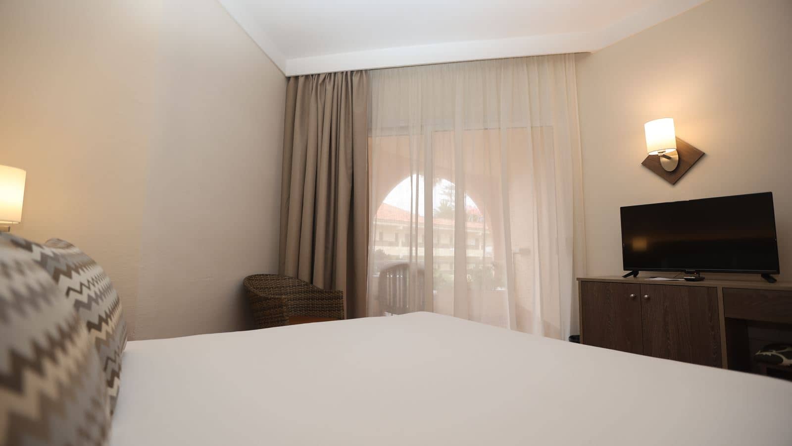 rooms-single-standard-room-pool-view-with-balcony-or-terrace