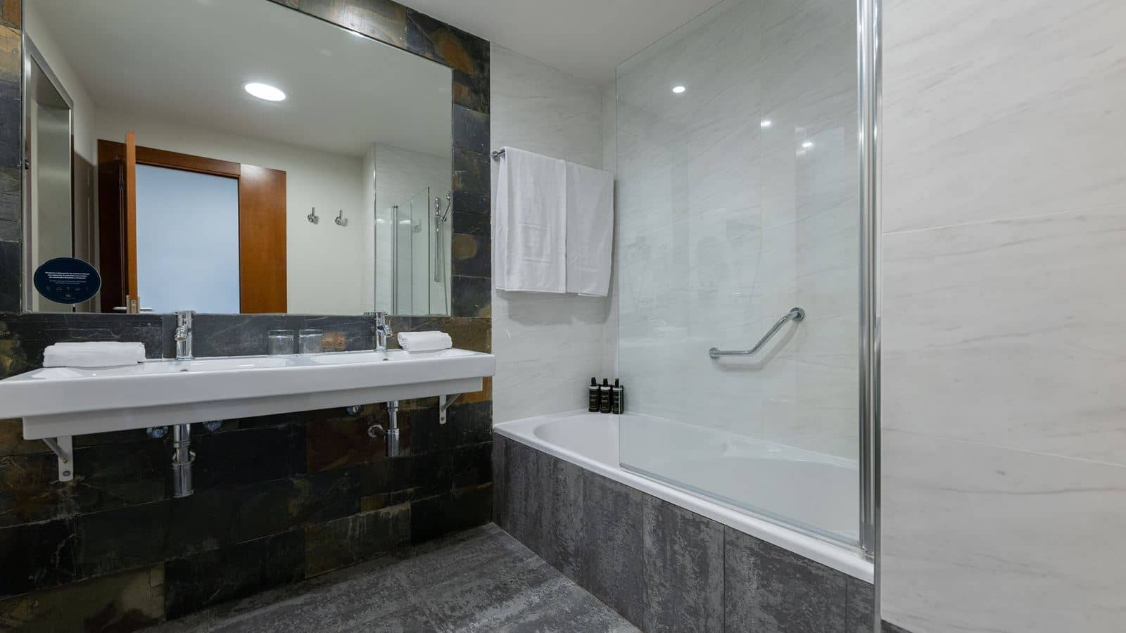 rooms-junior-suite-with-balcony