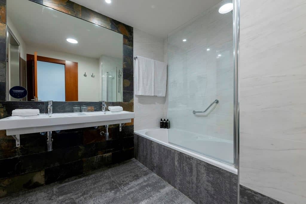 rooms-junior-suite-premium-sea-view-with-balcony
