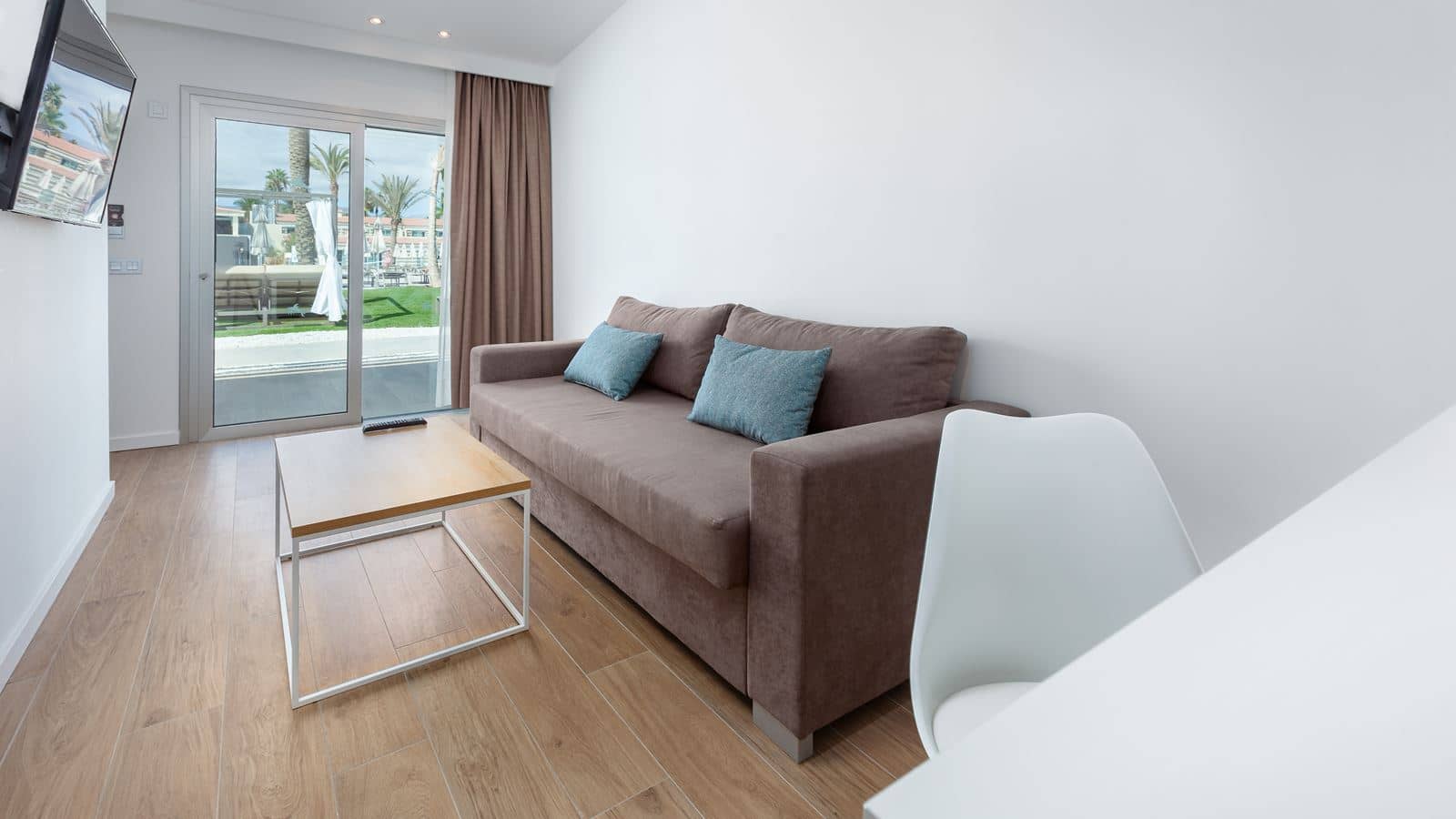 rooms-fas-family-suite-with-pool-view-and-terrace