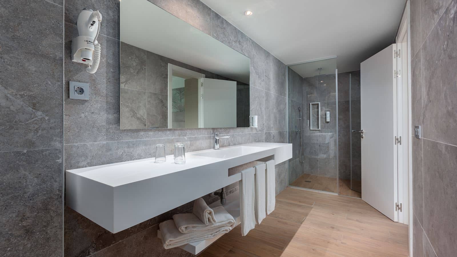 rooms-fas-family-suite-with-pool-view-and-terrace