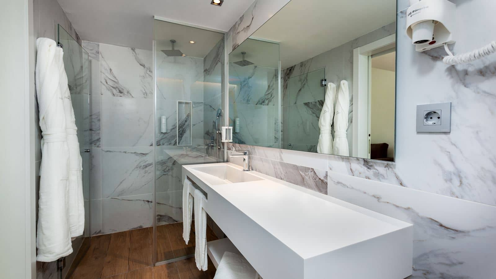 rooms-sui-suite-with-pool-view-and-terrace