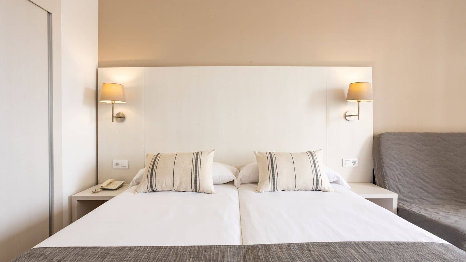 rooms-twin-balcony