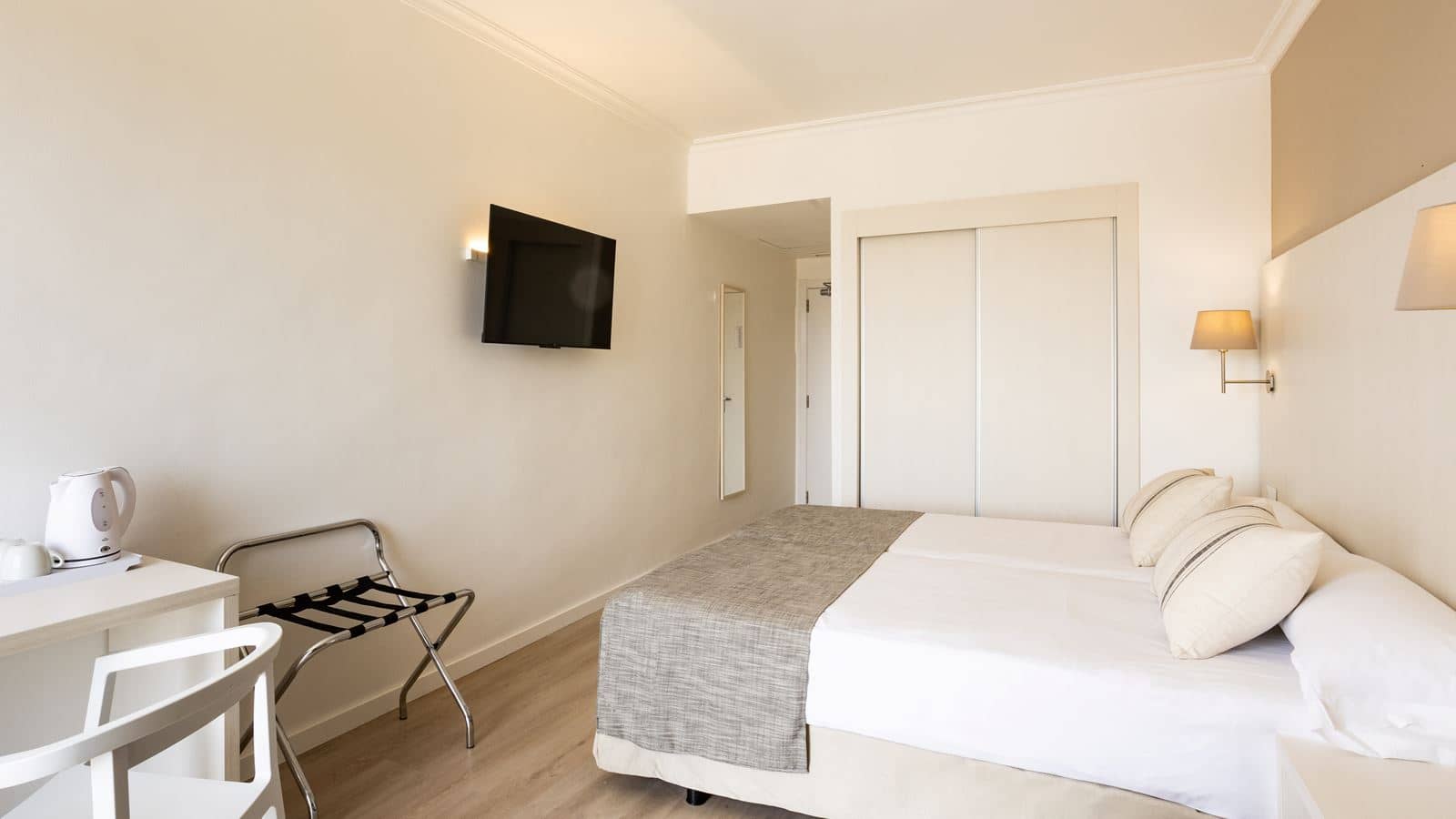 rooms-twin-balcony