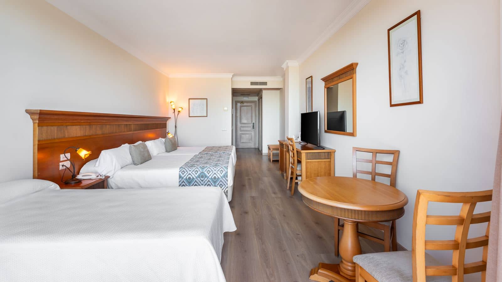 rooms-family-room-with-sea-view
