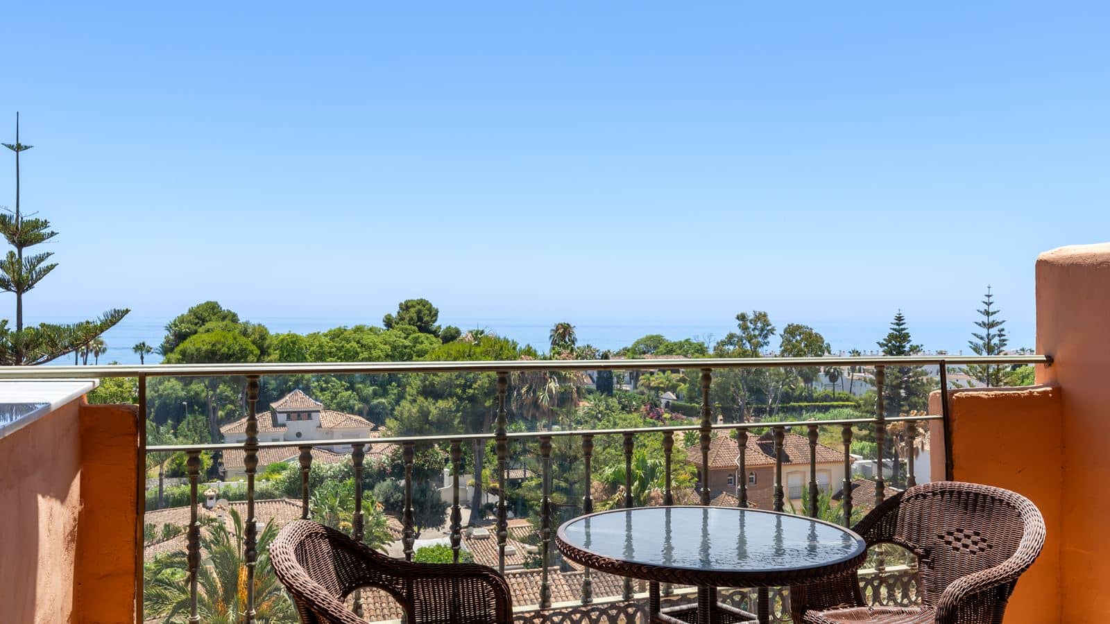 rooms-family-room-with-sea-view