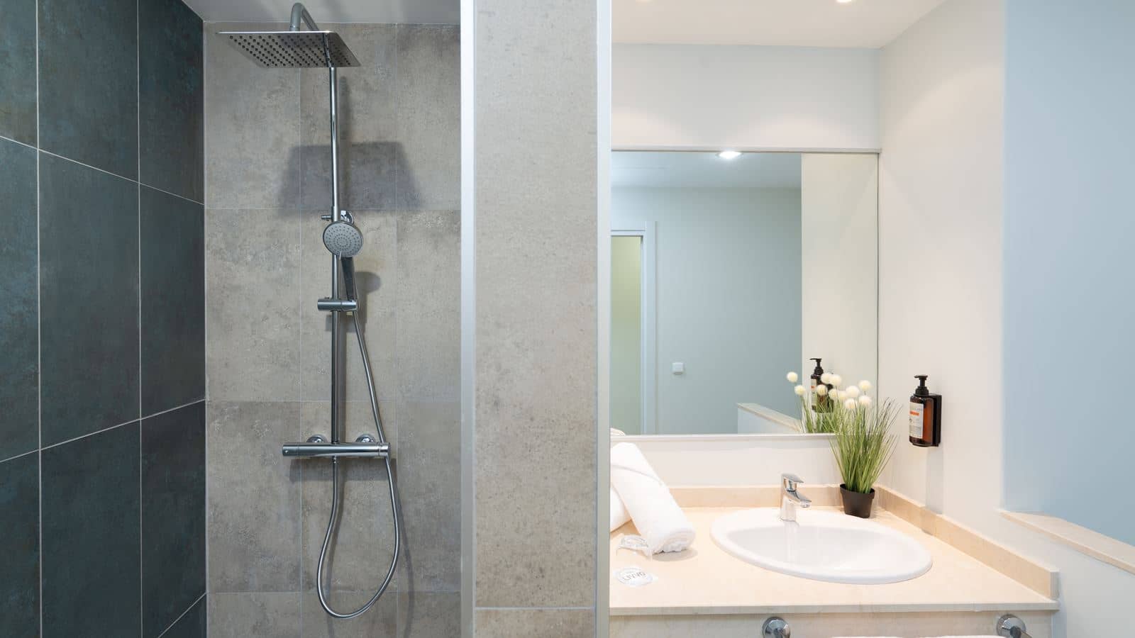rooms-double-standard-room-with-balcony-or-terrace-single-use