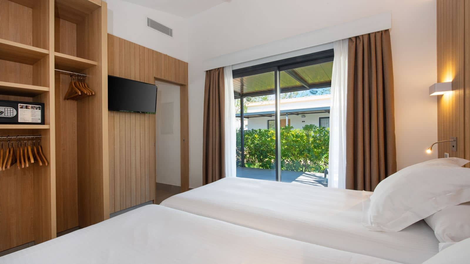 rooms-bungalow-superior-with-jacuzzi