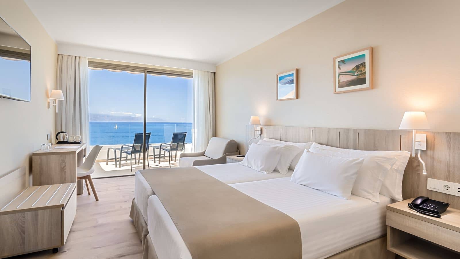 rooms-deluxe-sea-view-balcony-or-terrace