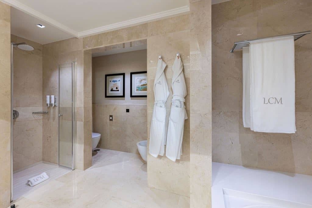 rooms-msui-master-suite-garden-view-with-balcony