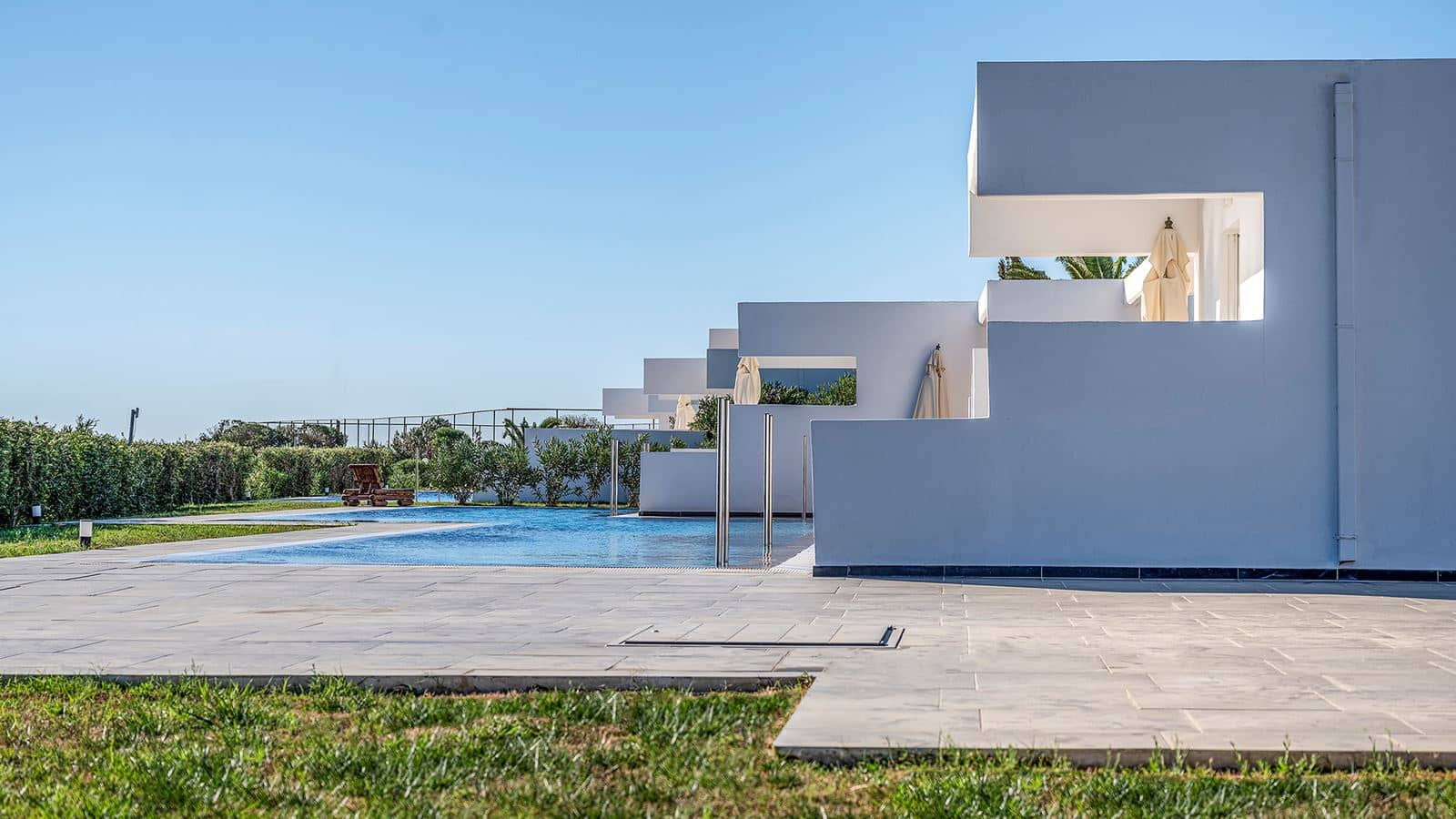 rooms-swim-up-bungalow-pool-view-terrace