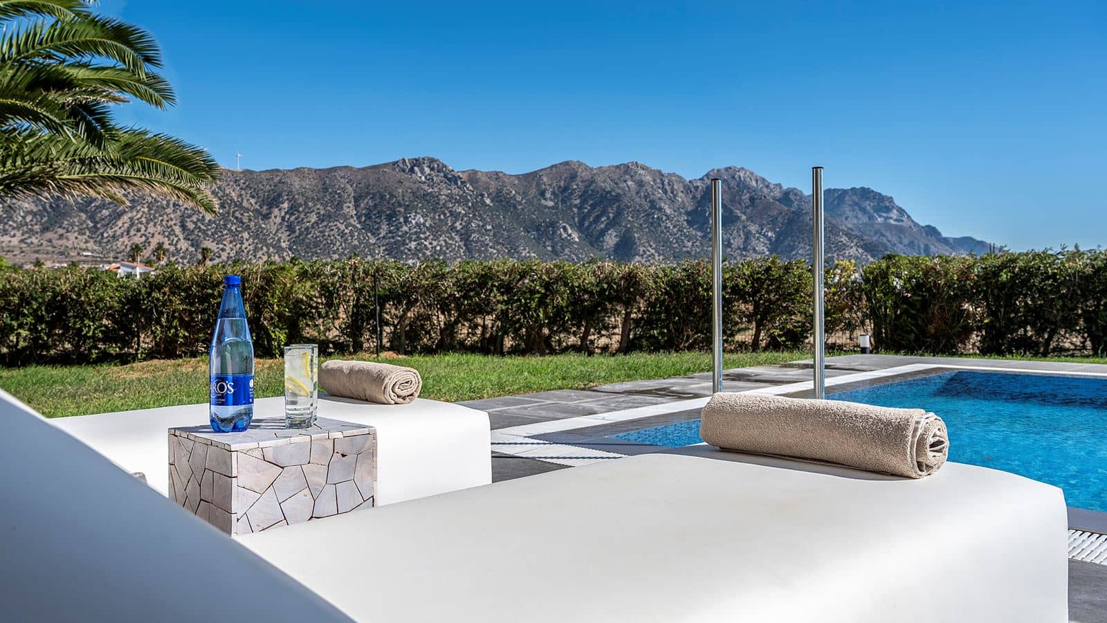 rooms-swim-up-bungalow-pool-view-terrace