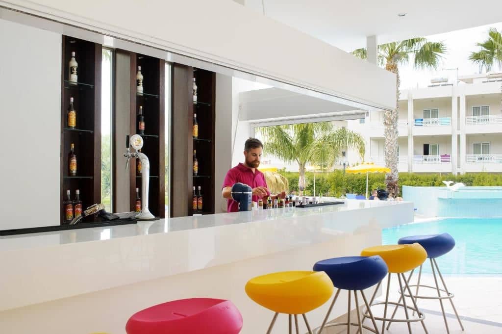 restaurants-main-bar