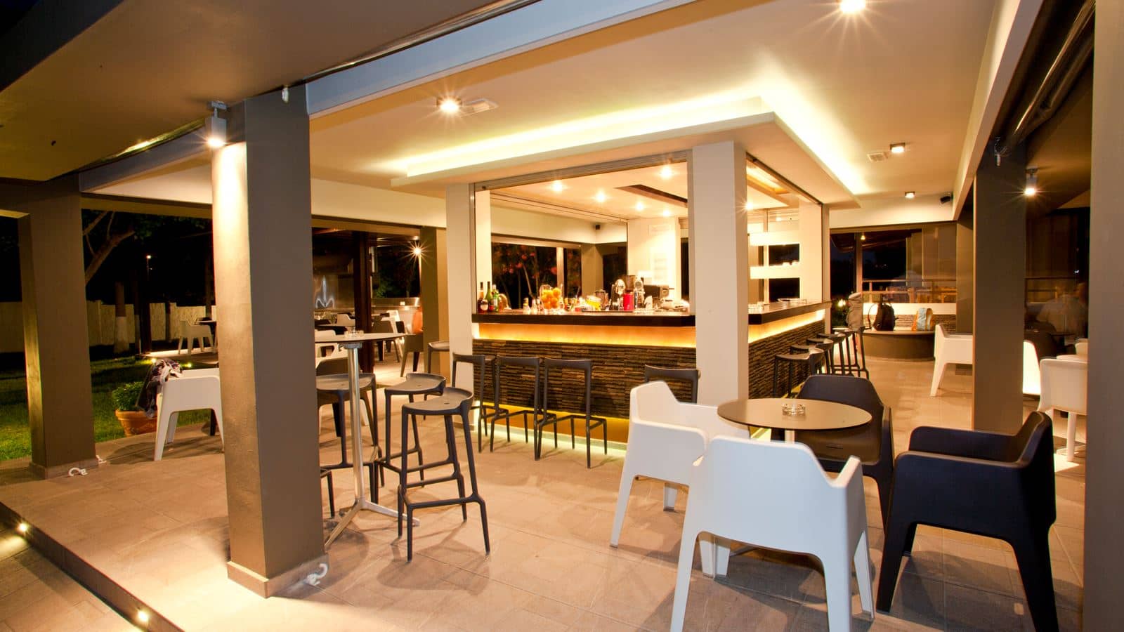 bars-matoula-pool-bar