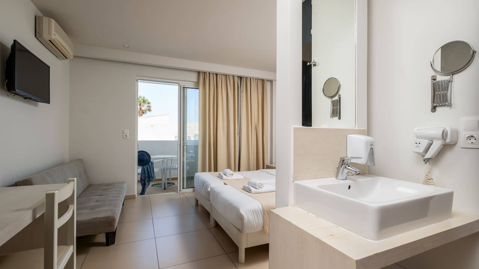 rooms-superior-room-land-view