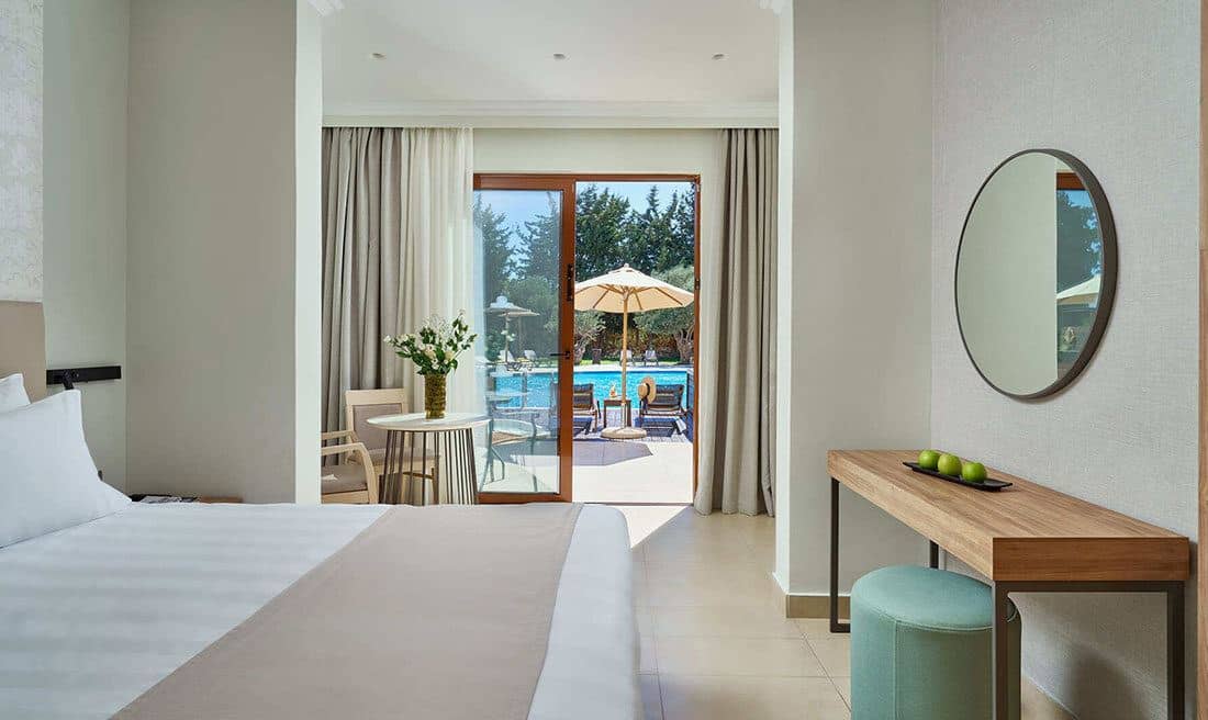 rooms-suite-sharing-pool-jacuzzi-gv
