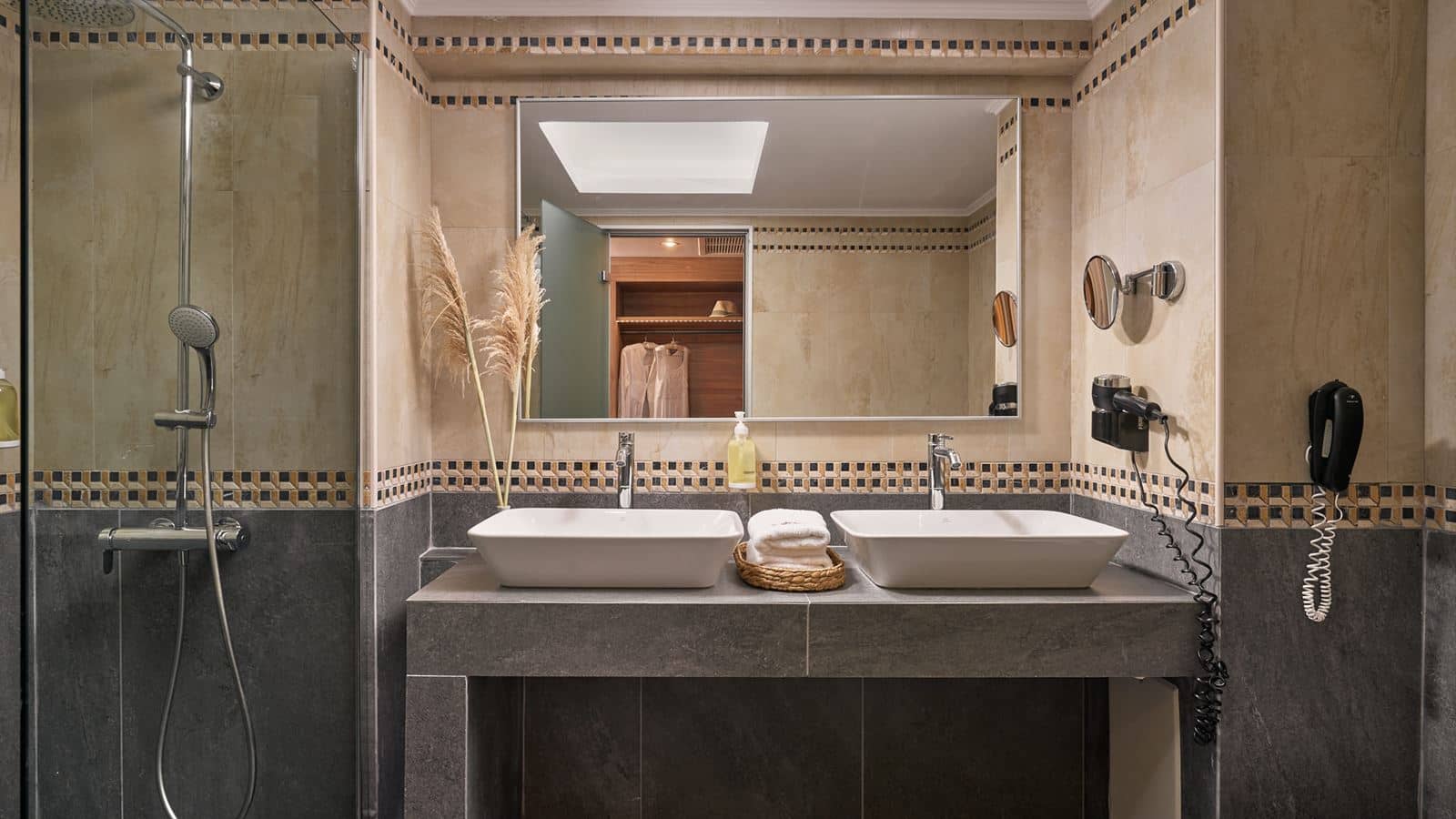 rooms-family-suite-sv-1-bedroom