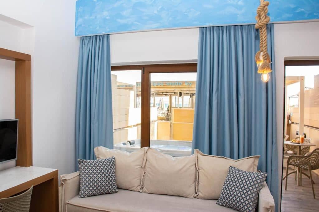 rooms-suite-land-view-with-jacuzzi