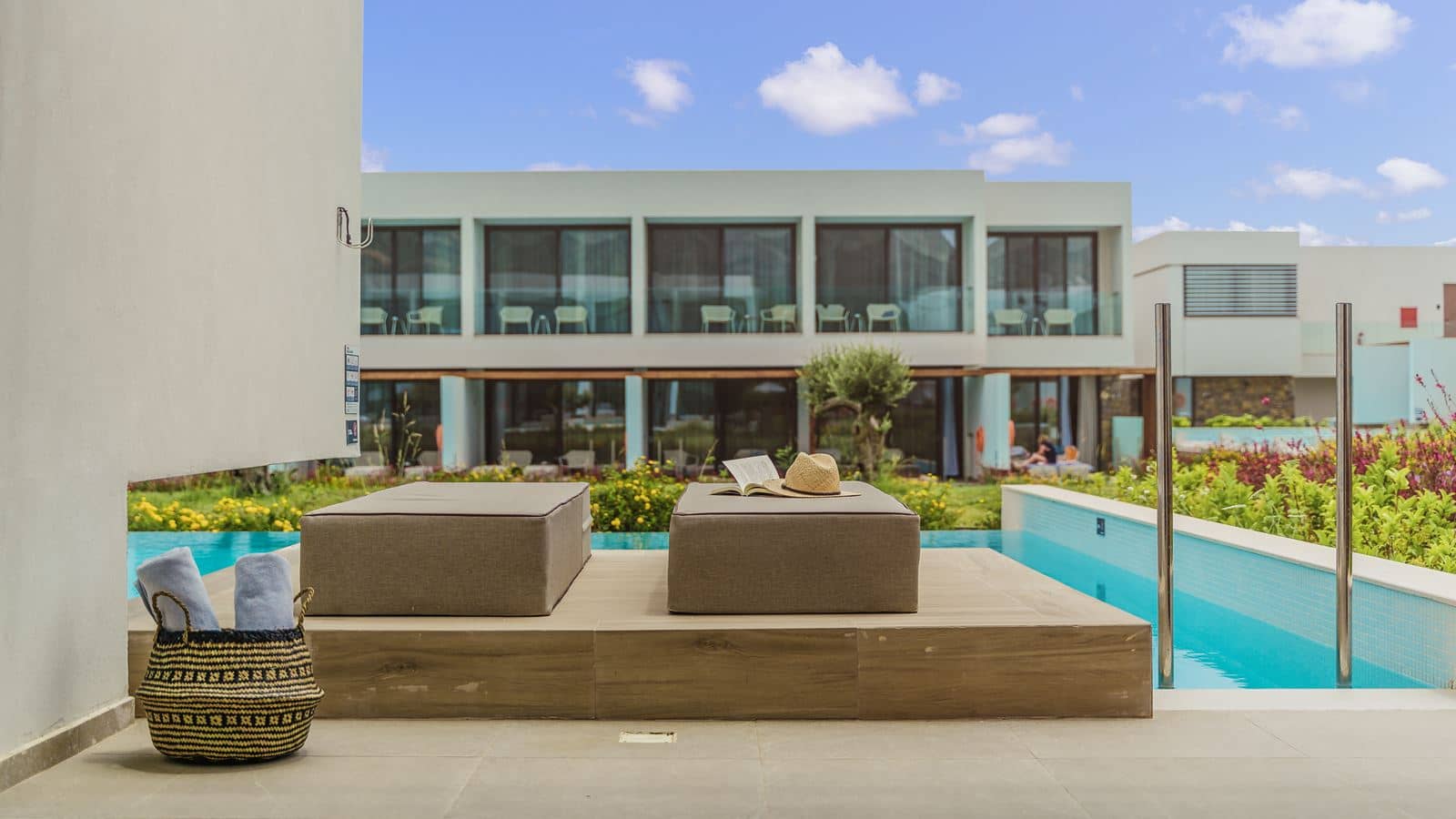rooms-double-room-private-pool-garden-view