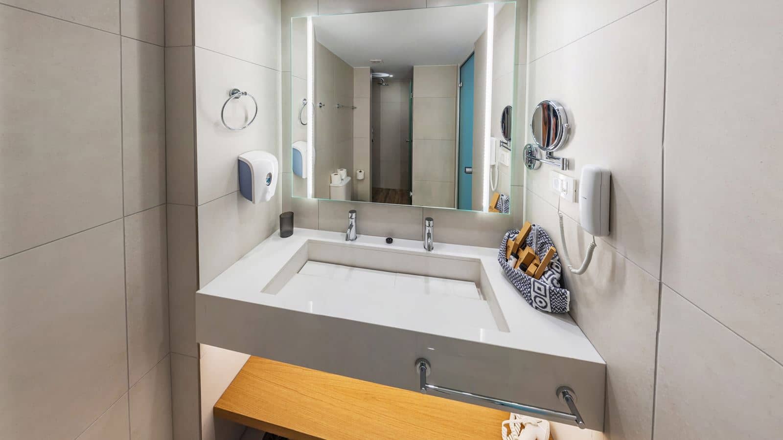 rooms-twin-room-superior-sideseaview-balcony-or-terrace