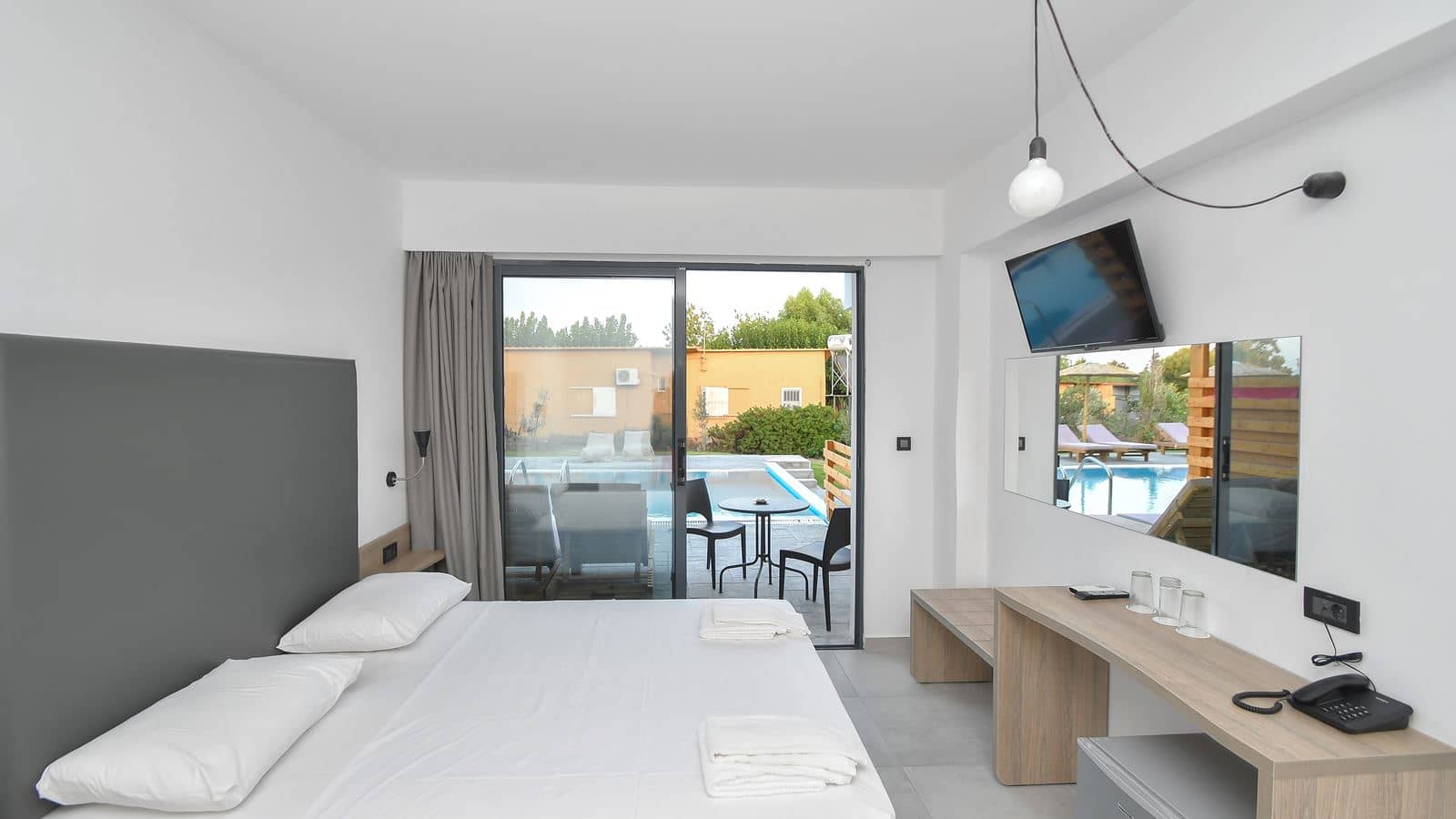 rooms-double-room-with-sharing-pool