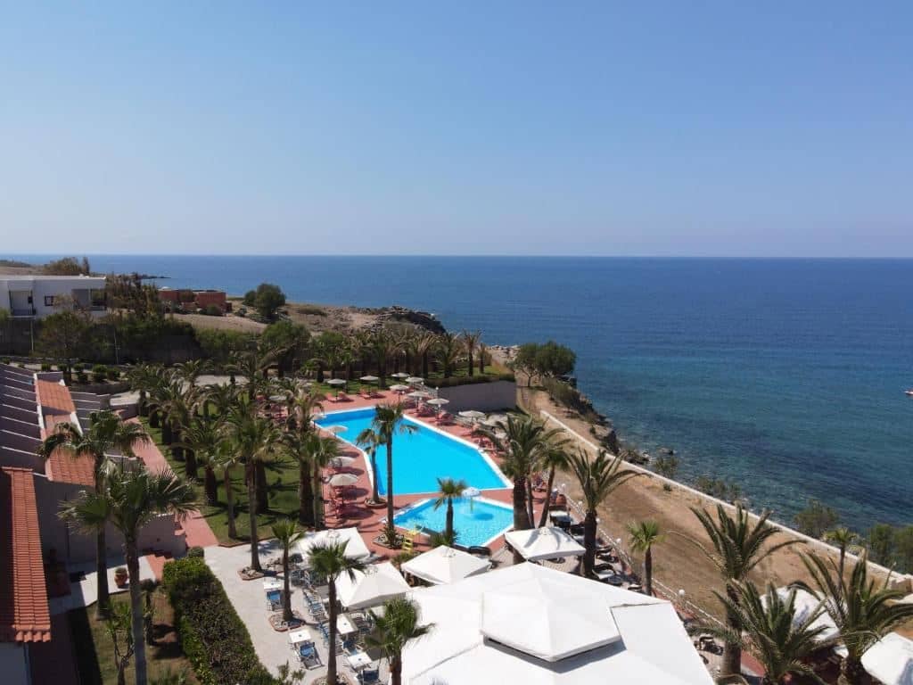 rooms-deluxe-room-with-balcony-and-sea-view
