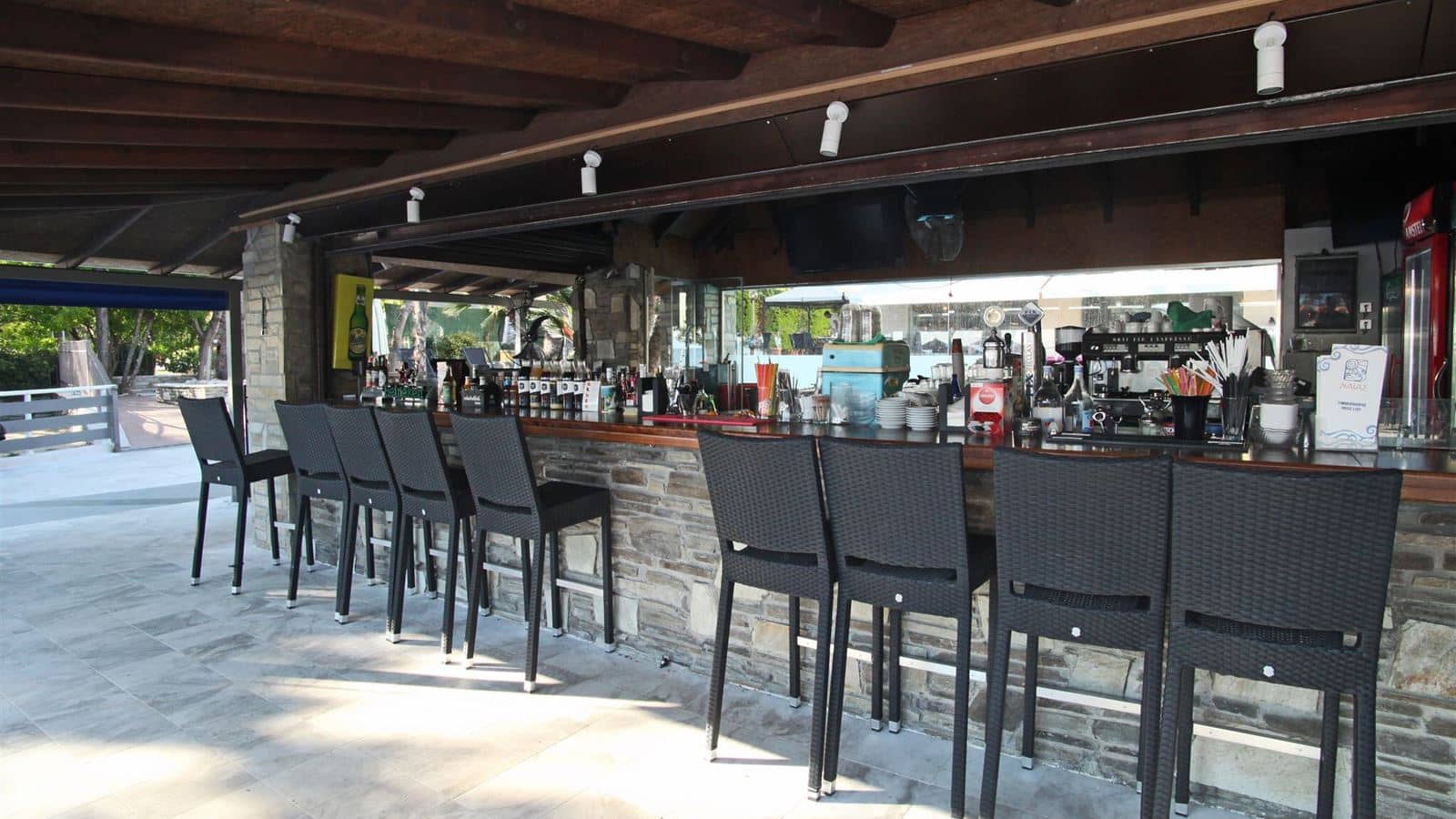 bars-naias-beach-bar
