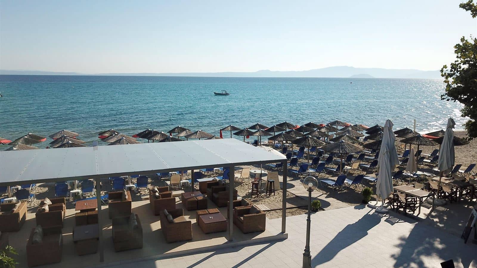 bars-naias-beach-bar
