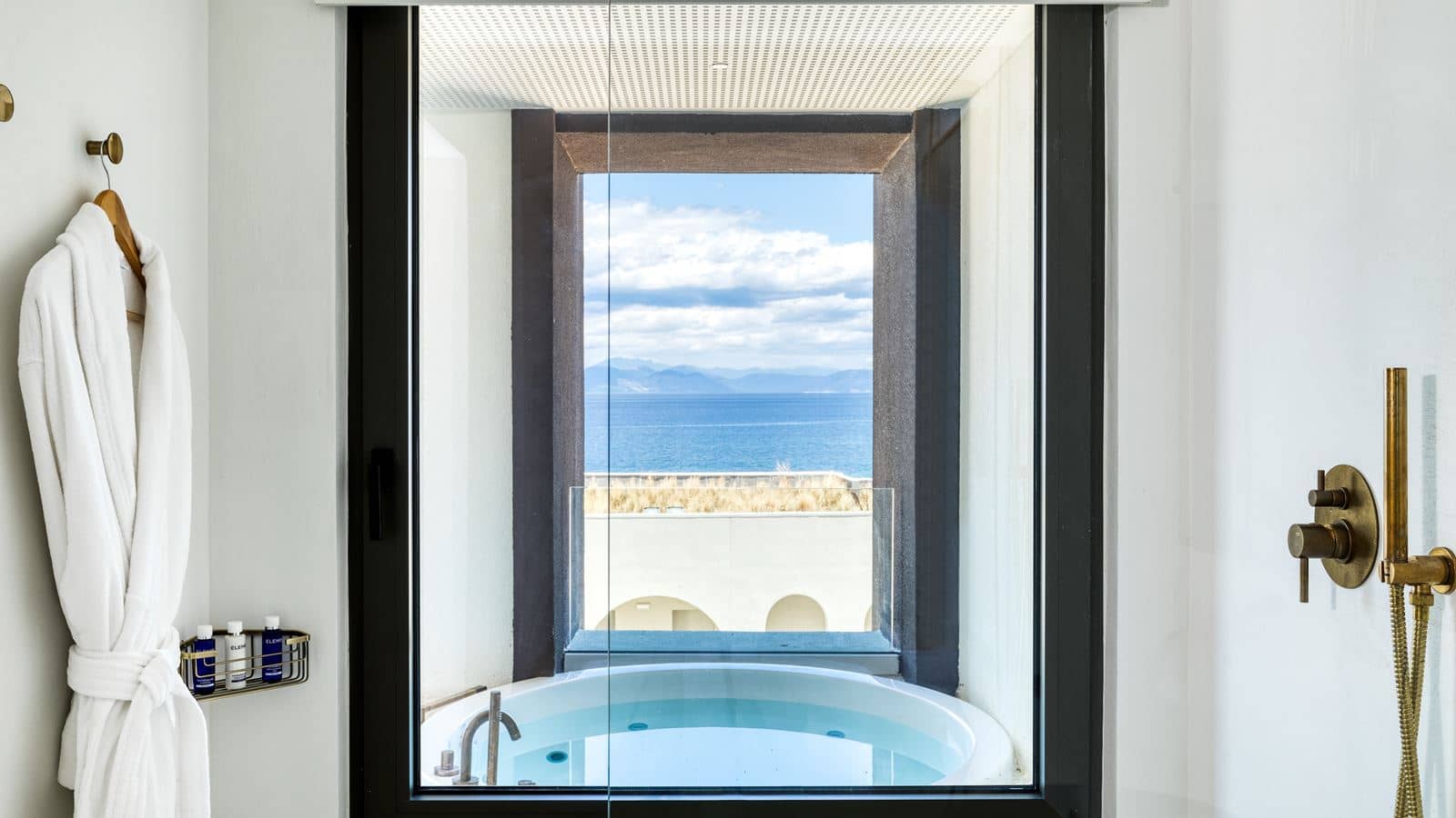 rooms-jade-suite-with-outdoor-jacuzzi