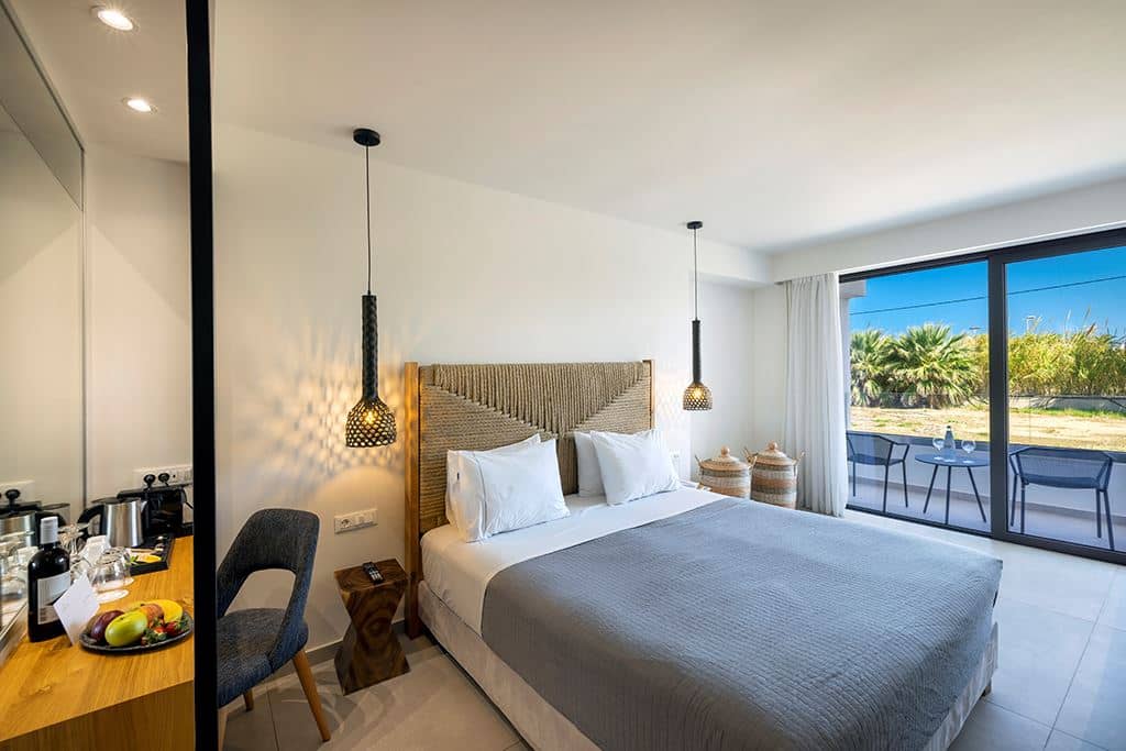 rooms-deluxe-room-balcony