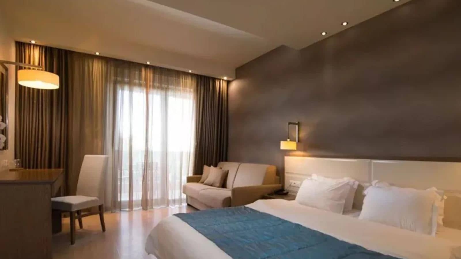rooms-family-room-pool-front
