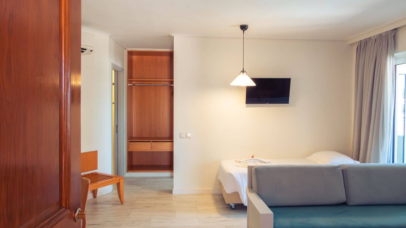 rooms-room-family-balcony-or-terrace