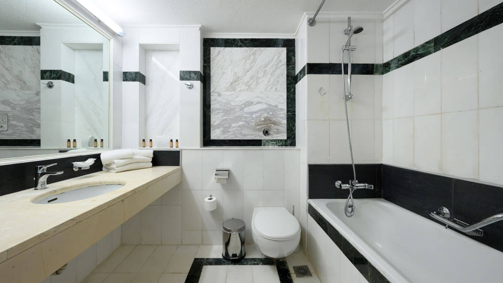 rooms-family-room-main-building-sea-view