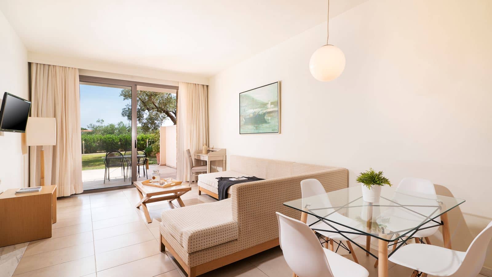 rooms-family-suite-with-garden-access