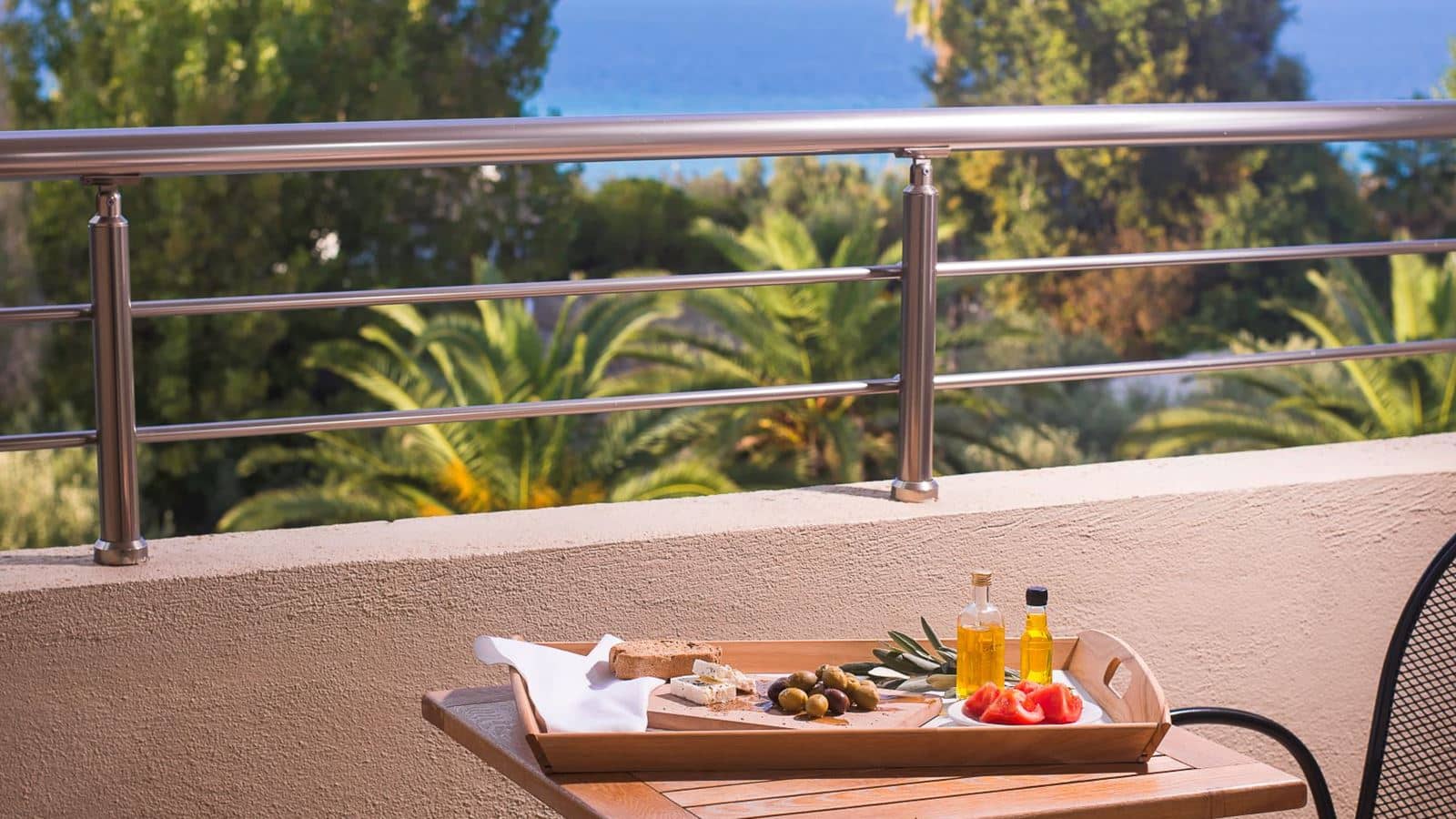 rooms-deluxe-room-side-sea-view