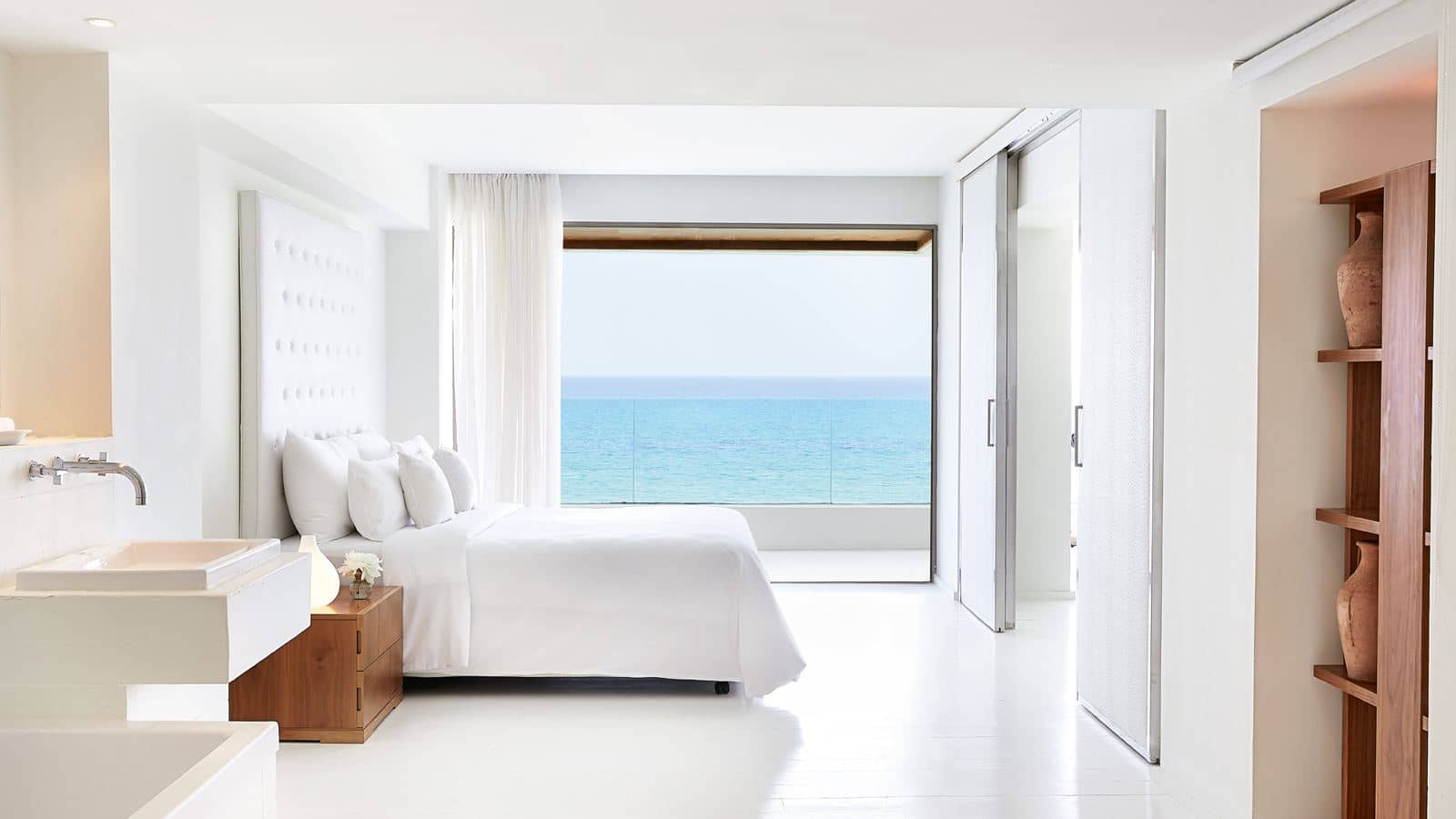 rooms-amirandes-white-suite