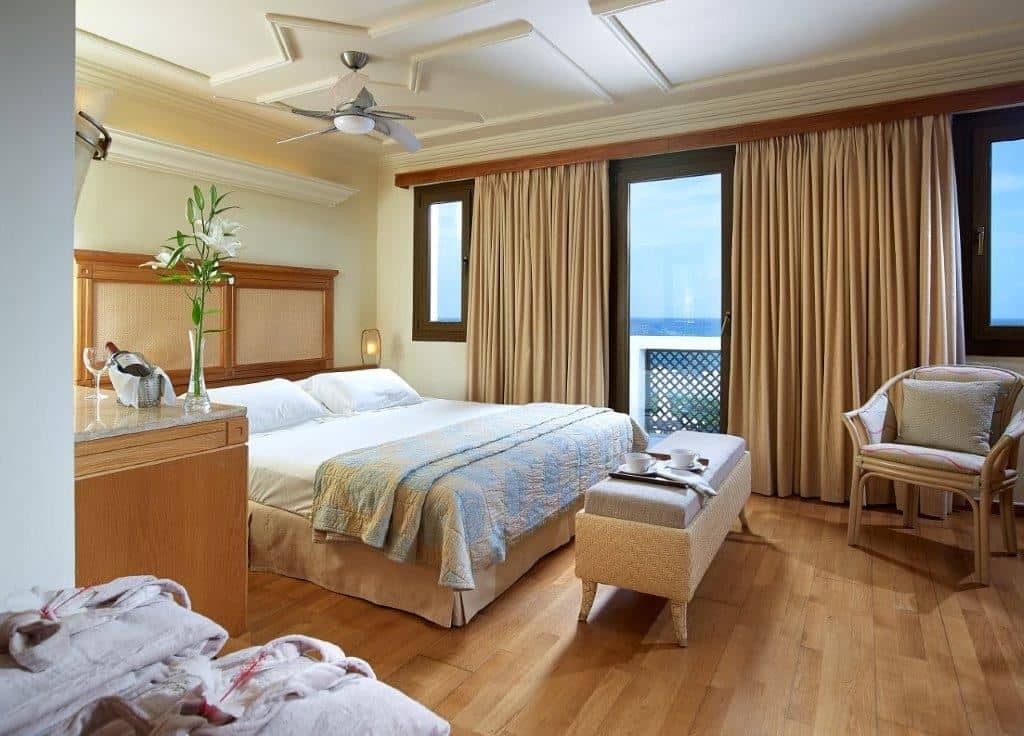 rooms-junior-suite-sharing-pool