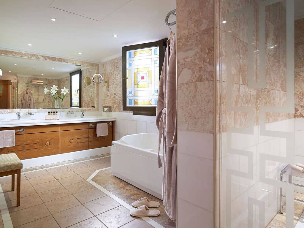 rooms-royal-suite-sea-front-sharing-pool