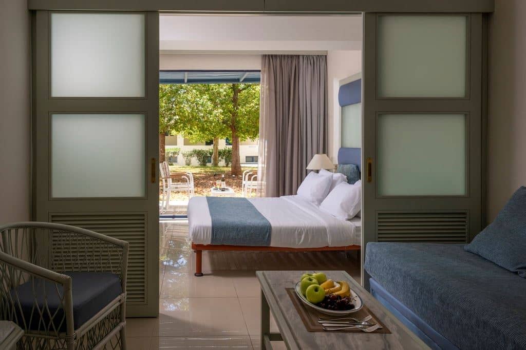 rooms-family-room-with-garden-view
