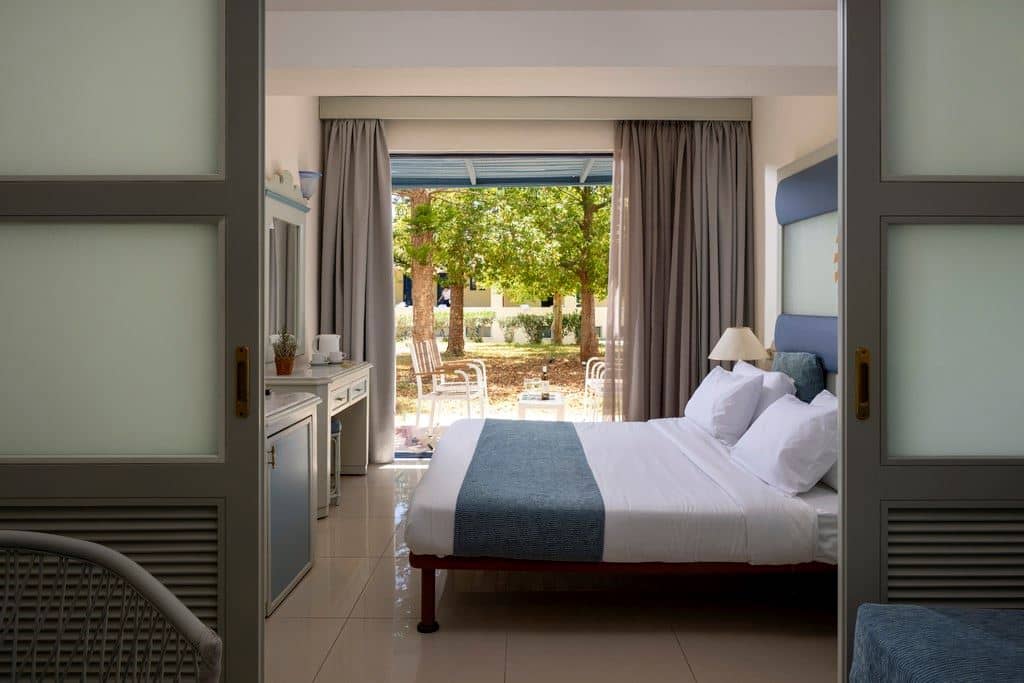 rooms-family-room-with-garden-view
