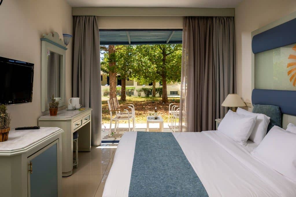 rooms-family-room-with-mountain-view