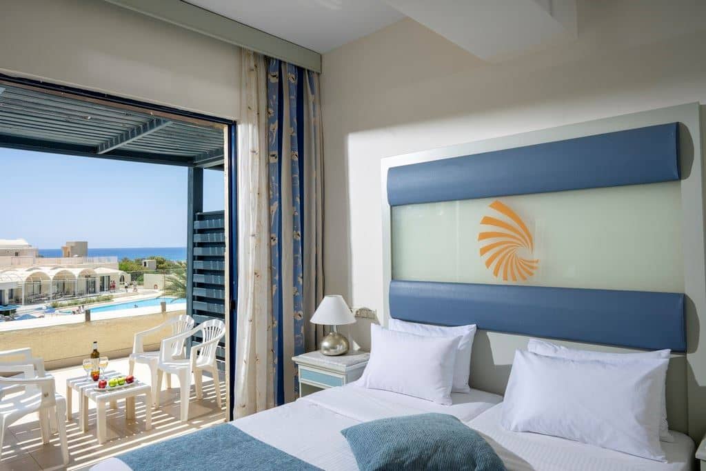 rooms-family-room-with-sea-view