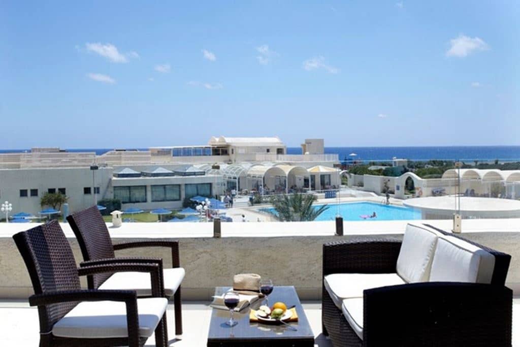 rooms-family-room-with-sea-view