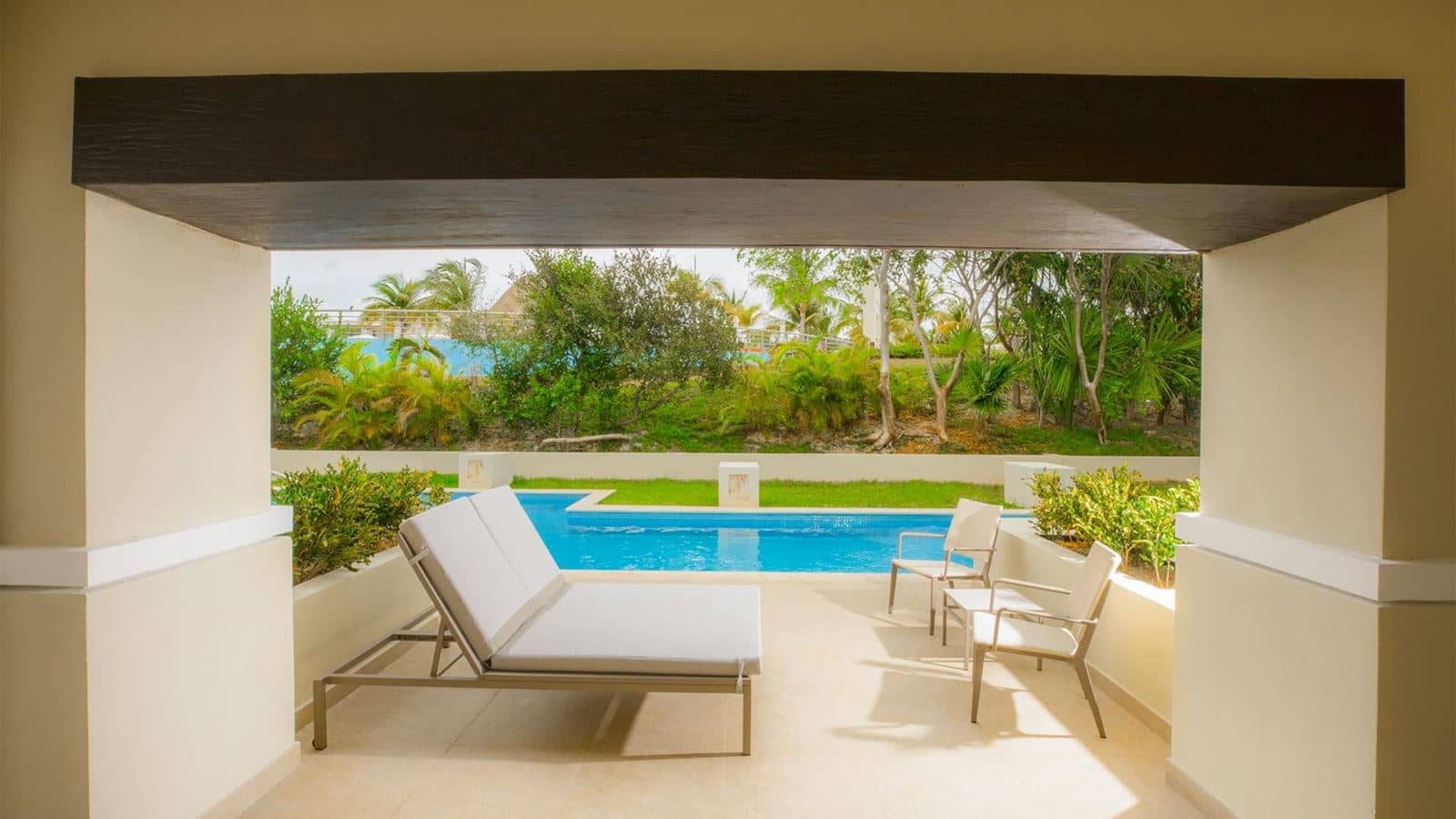 rooms-grand-swim-up-suite