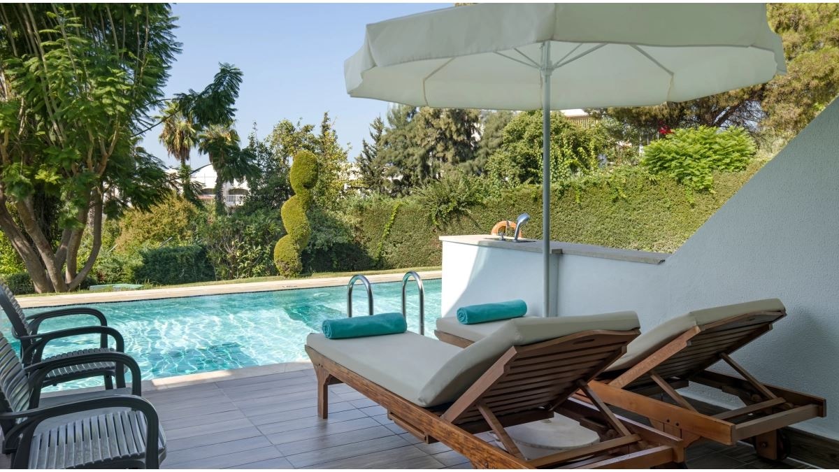 rooms-swim-up-room