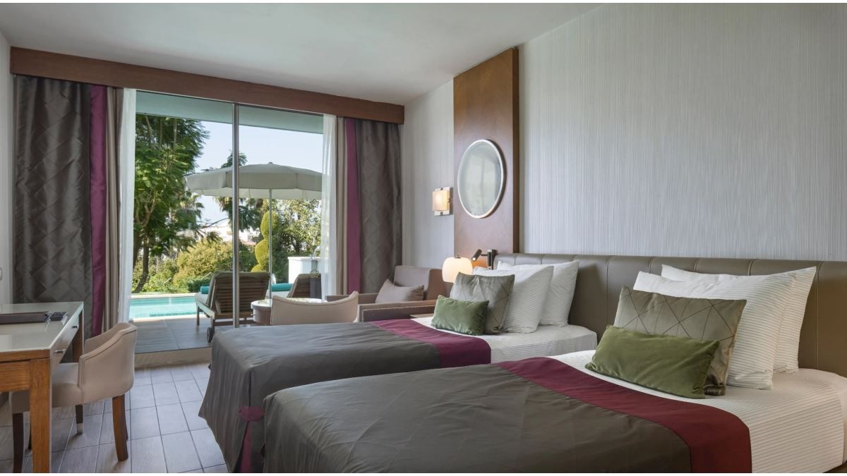 rooms-swim-up-room