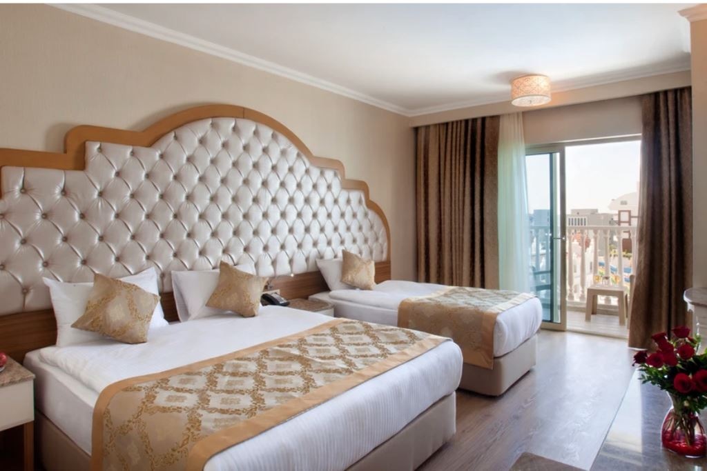 rooms-standard-room-pool-view