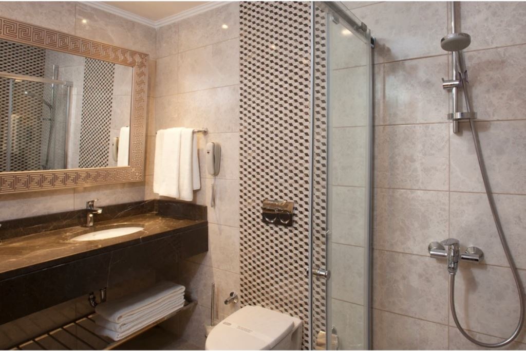 rooms-standard-room-pool-view