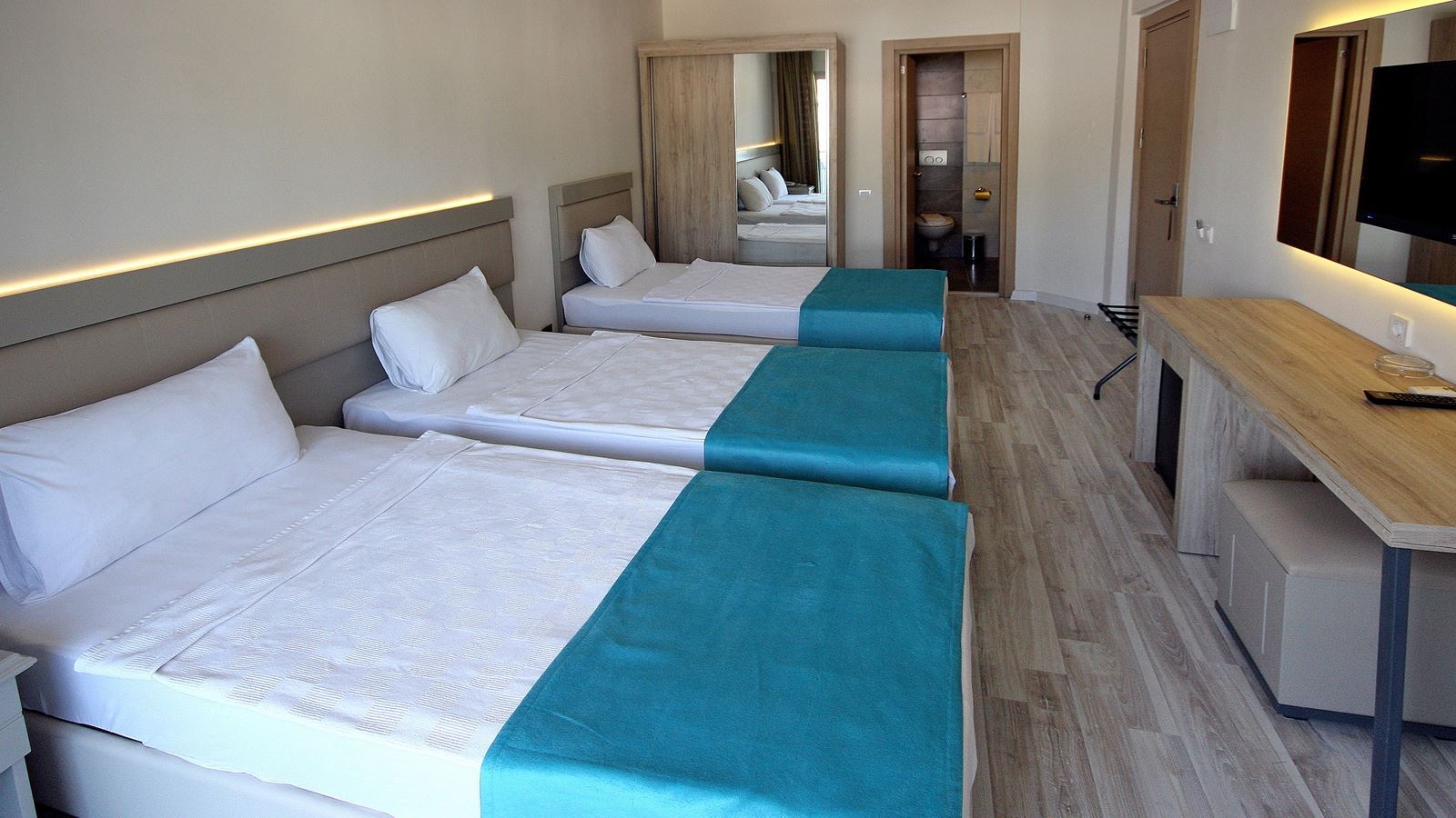 rooms-coral-room